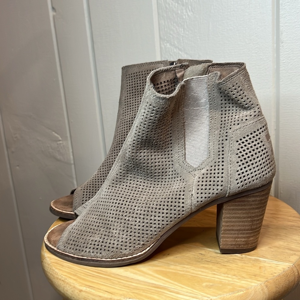 TOMS SUEDE LEATHER CHELSEA BOOTS - Picture 3 of 11